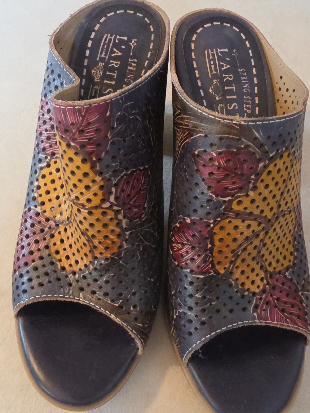 L'ARTISTE  Sz 40 Black Leather Mules YellowPink Floral Accents New Cond.